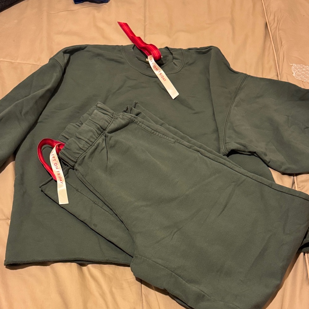 Left on Friday Green woman sweat set